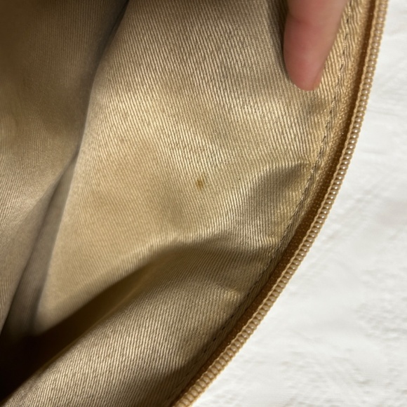 Great American Soft Tan Leather 3 Pocket Purse snap close and adjustable straps - Picture 11 of 14